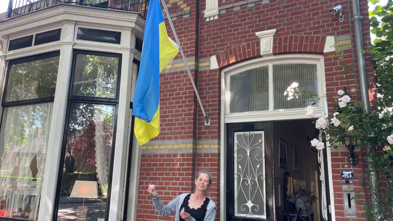 Anita bij haar Oekraïense vlag (Foto: René van Hoof)