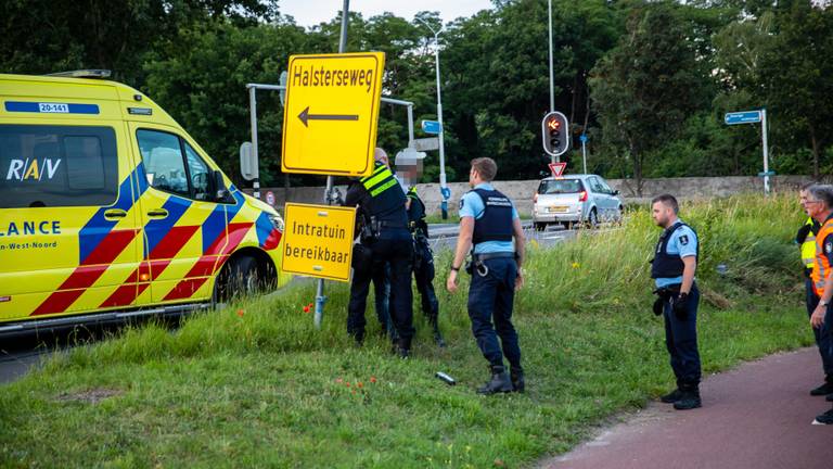 Iemand werd na de crash in Bergen op Zoom vastgezet aan een paal omdat hij zich vervelend gedroeg (foto: Christian Traets/SQ Vision).