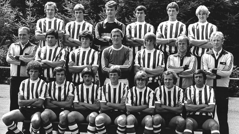 Willy Scheepers, tweede van links in de middelste rij van deze selectiefoto van PSV uit 1980 (foto: ANP).