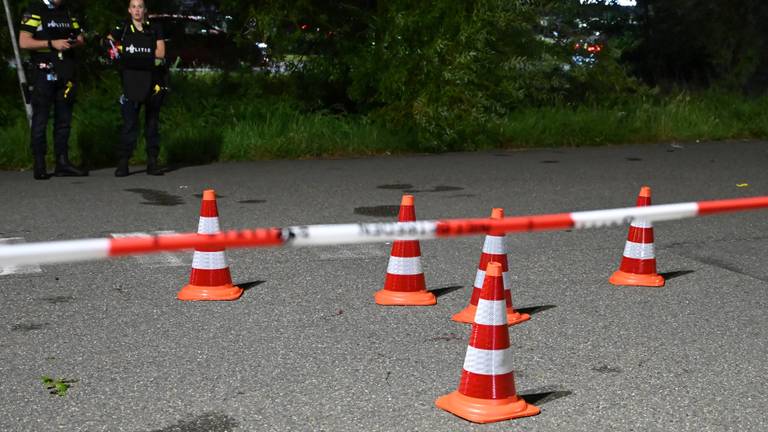 Op de grond zijn de bloedsporen nog zichtbaar (foto: Perry Roovers/SQ Vision).