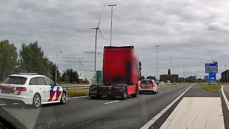 De bestuurder van deze vrachtwagentrekker wordt verdacht van het inrijden op een politieauto op de A16 (foto: Twitter politie landelijke eenheid). 
