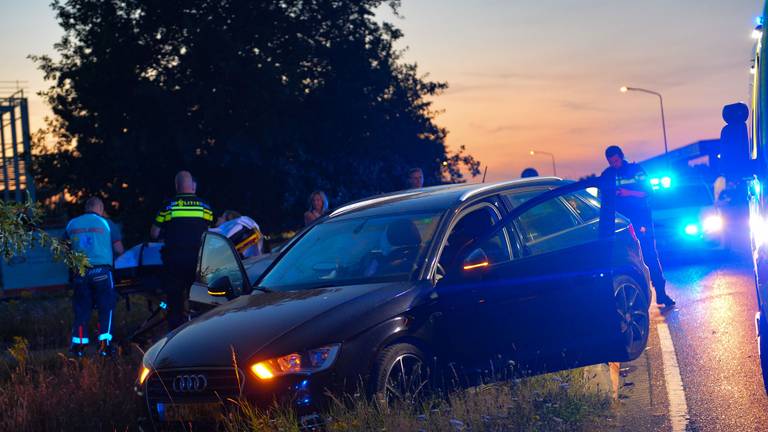 Beide auto's belandden na de botsing in Deurne in de berm (foto: Walter van Bussel/SQ Vision Mediaprodukties).