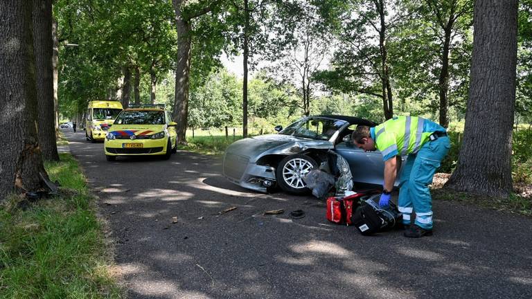 De bestuurster is na het ongeluk in Oisterwijk naar een ziekenhuis gebracht (foto: Toby de Kort/SQ Vision).