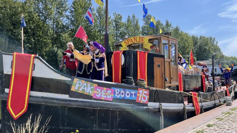 Sinterklaas vaart nu al met zijn pakjesboot op het Wilhelminakanaal
