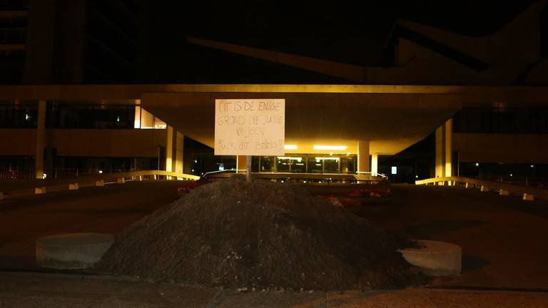 Een berg grond voor het provinciehuis met een duidelijke boodschap (foto: Bart Meesters).