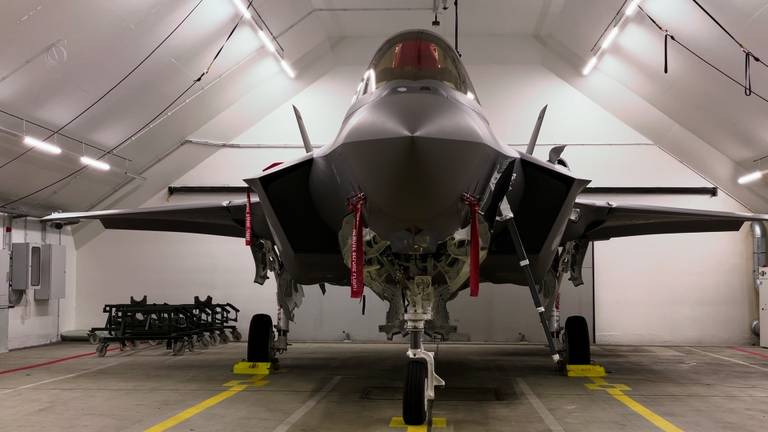 Een F-35 in de hangar (foto: Jos Verkuijlen)