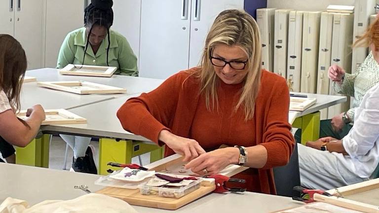 Koningin Máxima borduurt haar eigen gordijnen op een Tilburgse zolder