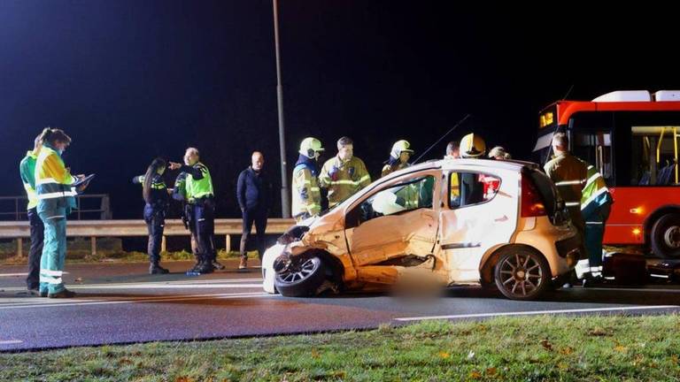 De auto van het 56-jarige slachtoffer werd frontaal geraakt (foto: Bart Meesters/SQ Vision)