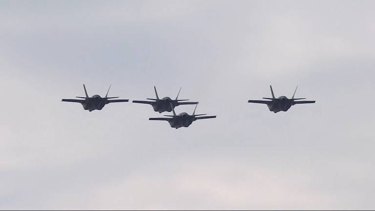 De F35 in formatie boven Volkel. (Foto: archief)