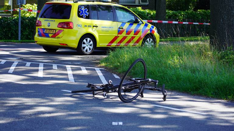 De fietser is naar het ziekenhuis in Tilburg gebracht (foto: Jeroen Stuve/SQ Vision).