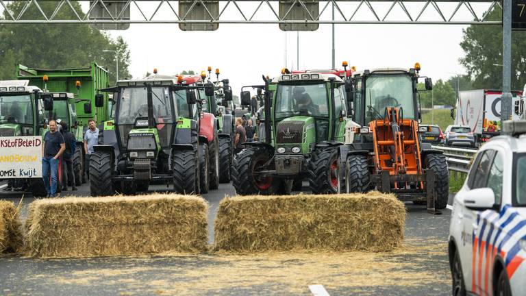 Afgelopen maandag blokkeerden boeren de A2 bij Best (foto: Jeroen Jumelet/ANP). 