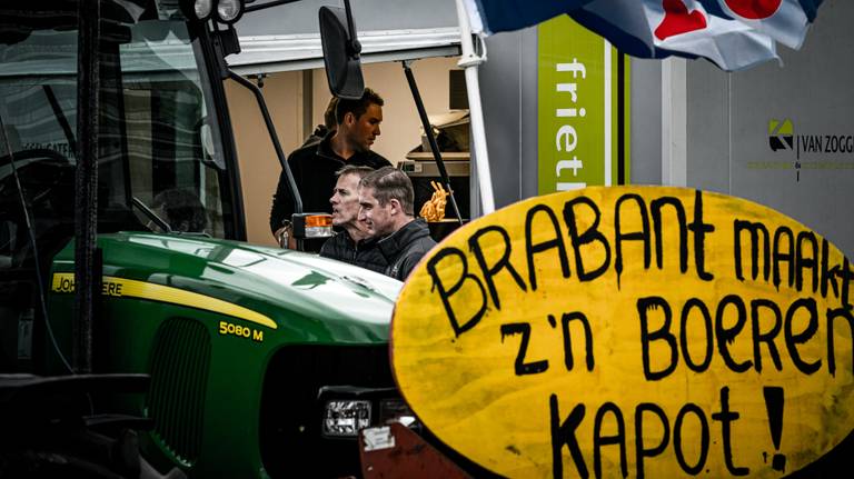 Boeren protesteerden ook bij het provinciehuis in Den Bosch (foto: ANP).