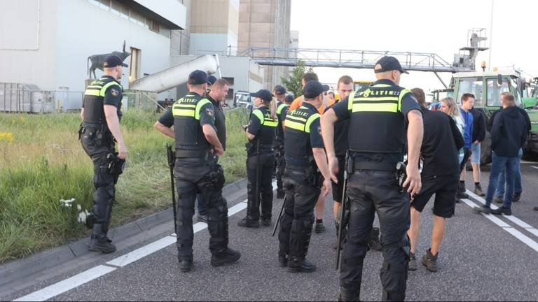 Vanwege het boerenprotest bij Jumbo in Veghel werden politie en ME opgeroepen (foto: Bart Meesters).