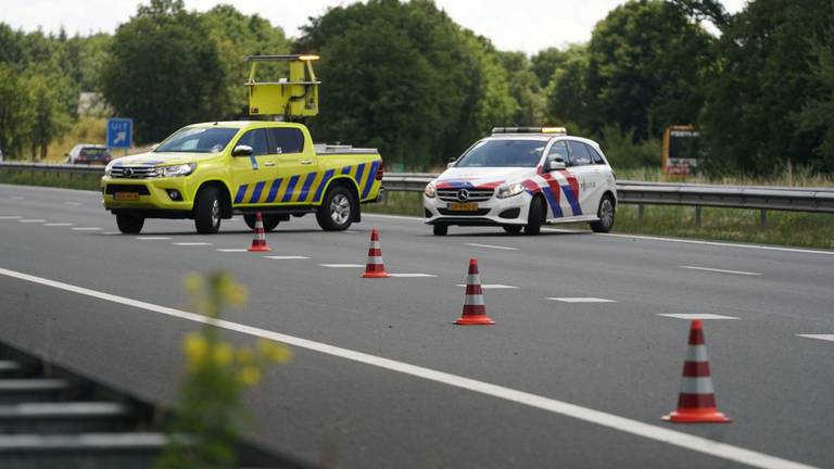 De weg moest worden afgesloten door Rijkswaterstaat en de politie (foto: WdG/SQ Vision Mediaprodukties).