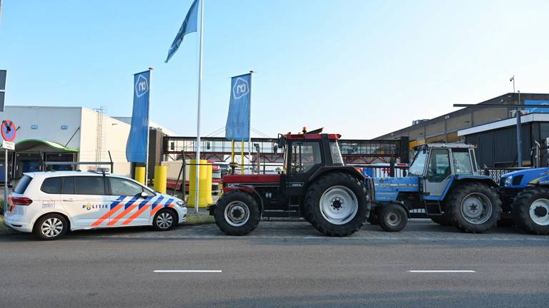 Boeren protesteren bij Tilburgs distributiecentrum Albert Heijn (foto: Toby de Kort/SQ Vision).