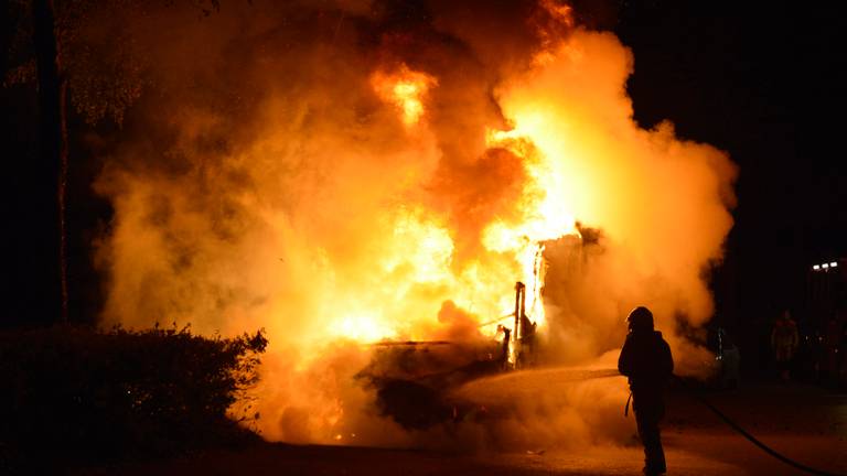 De brandweer had de handen vol aan het blussen van het vuur (foto: Perry Roovers/SQ Vision Mediaprodukties).