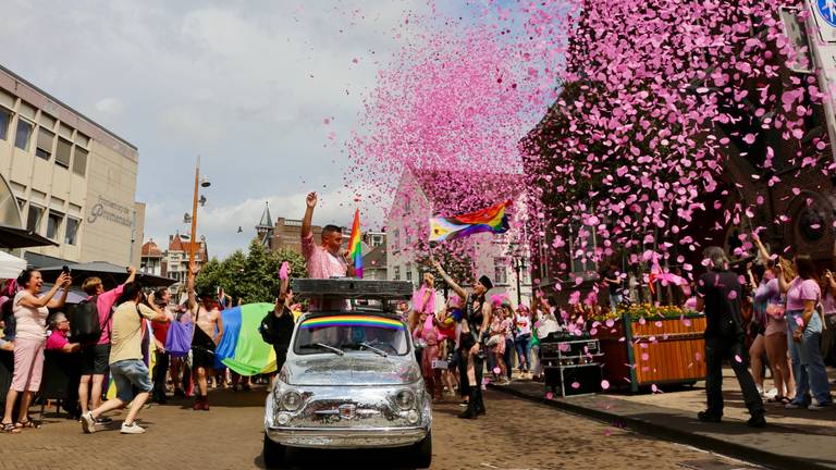 Een knal om het einde van de Pride Walk aan te geven. 