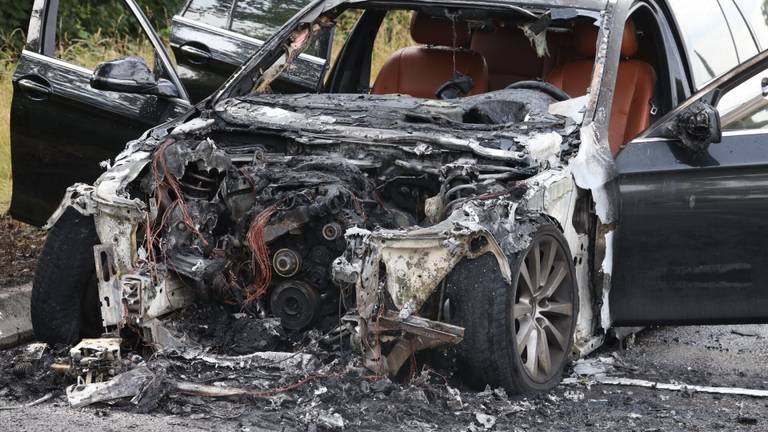 De auto viel door de brand niet meer te redden (foto: Sander van Gils - SQ Vision).