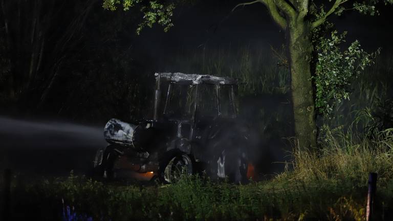 Van de tractor in Sint Hubert bleef weinig over (foto: SK-Media).