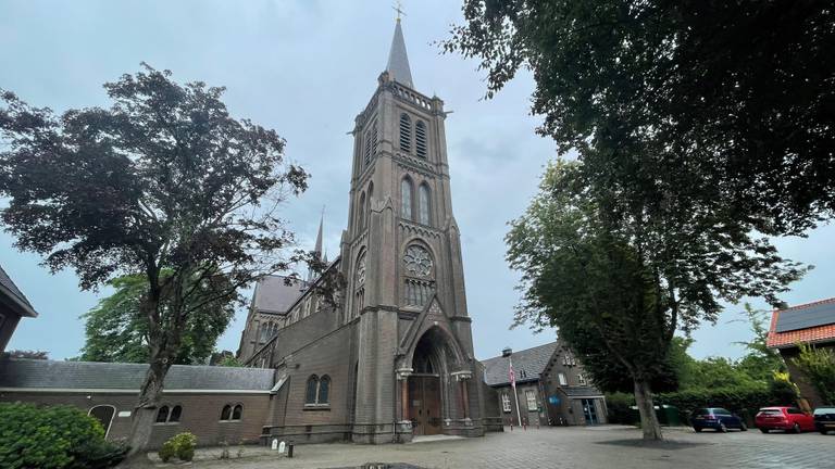 Het dorpshuis rechts naast de kerk moet wijken voor woningen (foto: Jos Verkuijlen).