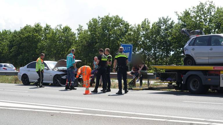 Bij het ongeluk op de A2 bij Budel waren drie auto's betrokken (foto: WdG/SQ Vision).