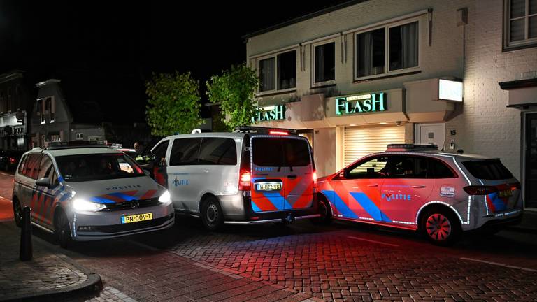 De politie kwam na de poging het casino in Hilvarenbeek te overvallen met meerdere auto's ter plaatse (foto: Toby de Kort/SQ Vision).