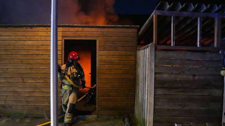 De brandweer bestreed het vuur in Helmond (foto: Harrie Grijseels/SQ Vision).