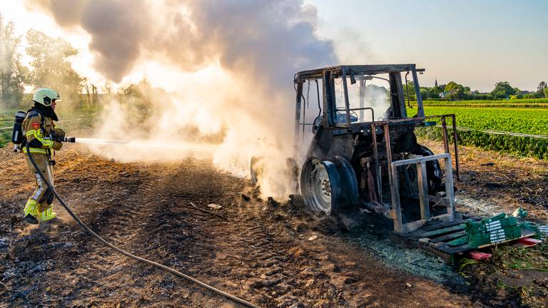 Tractor brandt volledig uit in Uitwijk (foto: Jurgen Versteeg - SQ Vision).