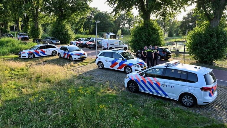 Ook de politie helpt mee met de zoekactie (foto: SQ Vision). 