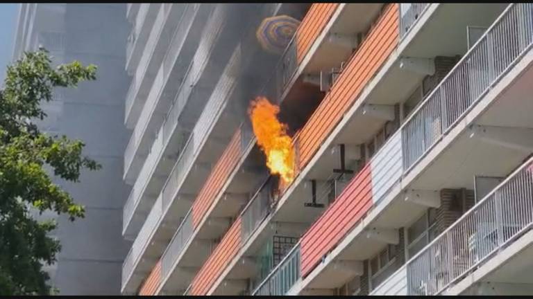 De brand op het balkon, vlak voor de explosie (foto: Leo Stolk)