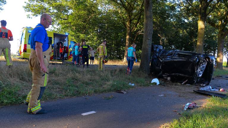 Automobilist schampt aantal bomen en raakt gewond (foto: Walter van Bussel - SQ Vision).