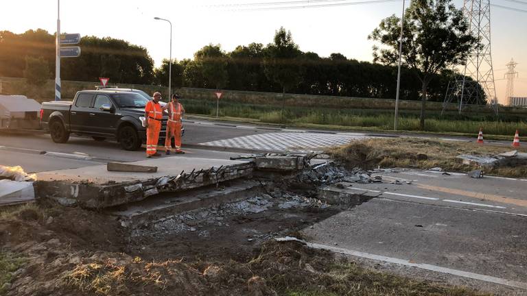 Op de N285 kwam het wegdek door de warmte omhoog en moest het gerepareerd worden (foto: Twitter/Weginspecteur Sven).