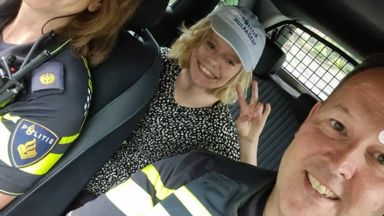 Karlijn genoot van haar ritje in de politieauto (foto: Instagram wijkagent Deurne).