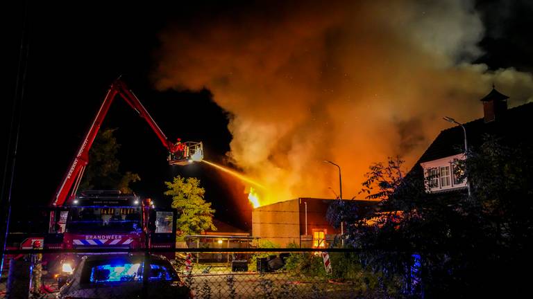 De vlammen sloegen uit de werkplaats aan de Molenrand in Gemert (foto: Dave Hendriks/SQ Vision).