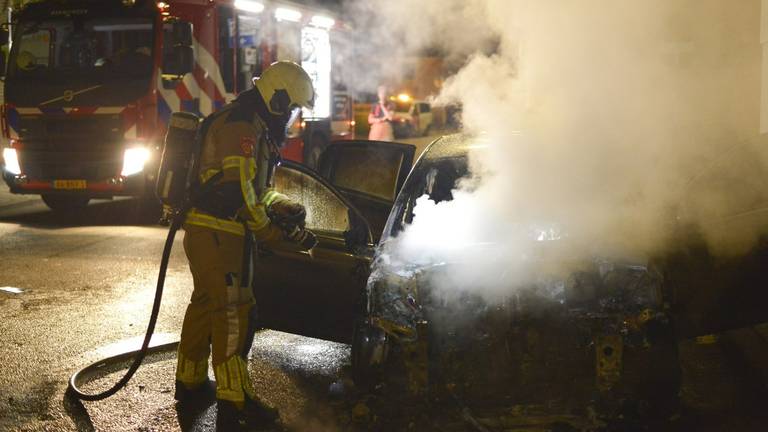 De brandweer bluste de auto aan de Van Spaarnedonkstraat in Breda (foto: Perry Roovers/SQ Vision).