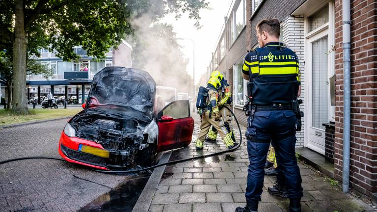 De politie onderzoekt de autobrand in Tilburg (foto: Jack Brekelmans./SQ Vision).