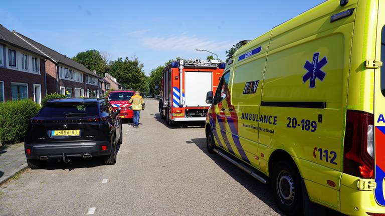 Vanwege de onwelwording in Dongen werden de brandweer en een ambulance opgeroepen (foto: Jeroen Stuve/SQ Vision).