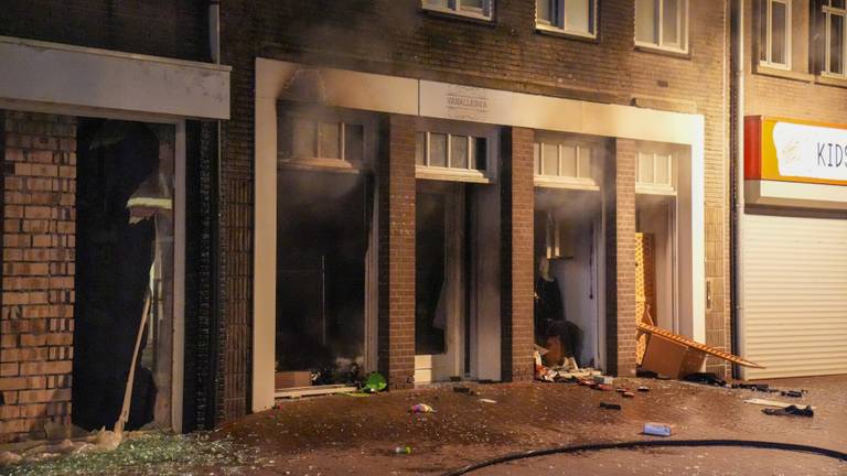 Een explosie verwoestte de pui van de winkel aan de Almeidestraat in Helmond (foto: Harrie Grijsseels/SQ Vision).