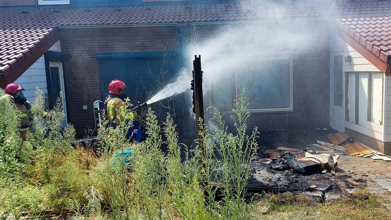 Schutting vliegt in brand in Veldhoven (foto: Jozef Bijnen - SQ Vision).