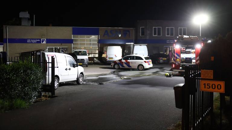 Vanwege de autobrand bij het bedrijf in Veghel werden de brandweer en de politie opgeroepen (foto: Sander van Gils/SQ Vision).