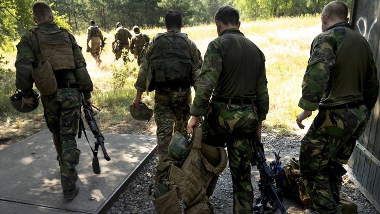 Infanteristen van 13 Lichte Brigade tijdens de jaarlijkse trainingssessie (foto: ANP).