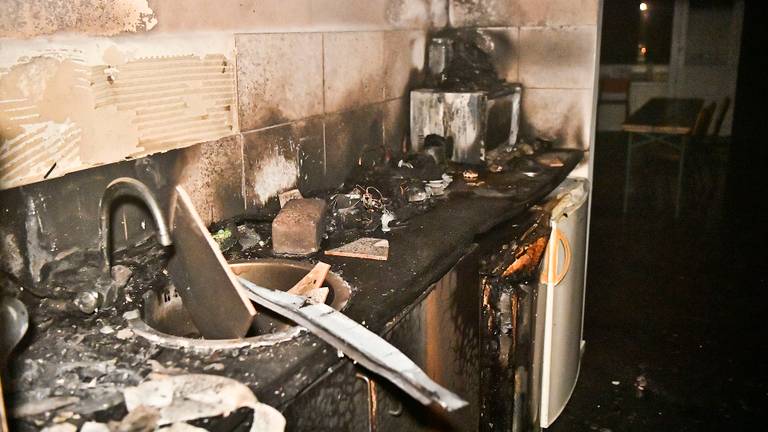 Met name in de keuken van het pand is de meeste schade ontstaan (foto: Rico Vogels - SQ Vision).