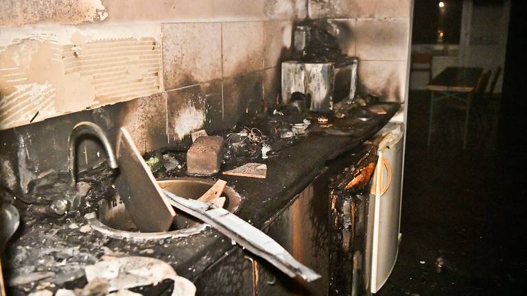 Met name in de keuken van het pand is de meeste schade ontstaan (foto: Rico Vogels - SQ Vision). 