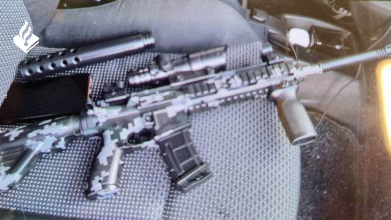 Mannen met getrokken pistolen opgepakt na schieten met nepmitrailleur