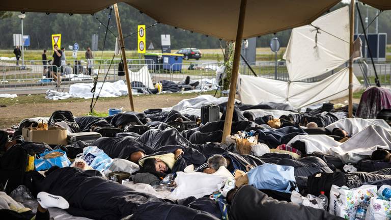 Honderden vluchtelingen brengen de nacht in de buitenlucht door bij Ter Apel (foto: ANP).