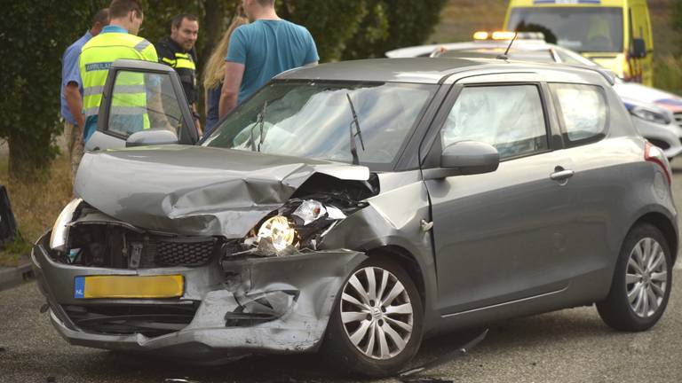 Veel schade aan deze auto na een ongeluk in Breda (foto: Perry Roovers/SQ Vision).