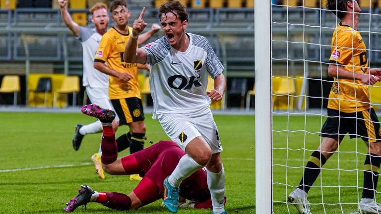 Kaj de Rooij juicht na zijn 0-1 tegen Roda JC, Jort van der Sande (links) die ook nog zou scoren is er blij mee (foto: Orange Pictures).