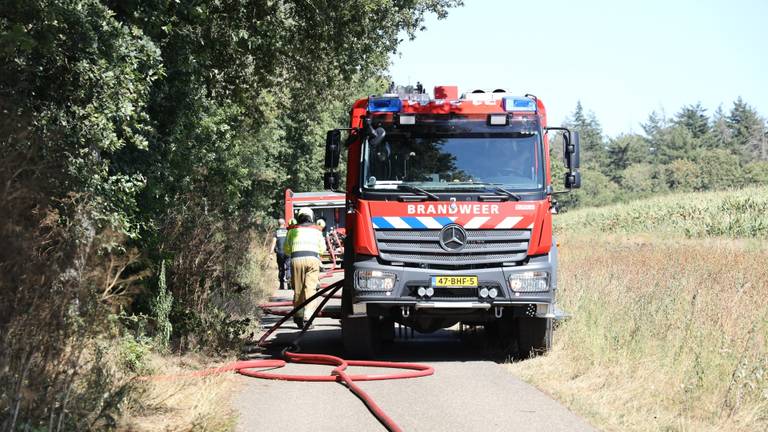 De brand is ontstaan in een bosrijke omgeving (foto: SQ Vision/Marco van den Broek).