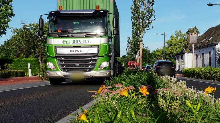 De opgeknapte N264 zorgt niet voor minder verkeer door Sint Hubert (foto: Jos Verkuijlen).