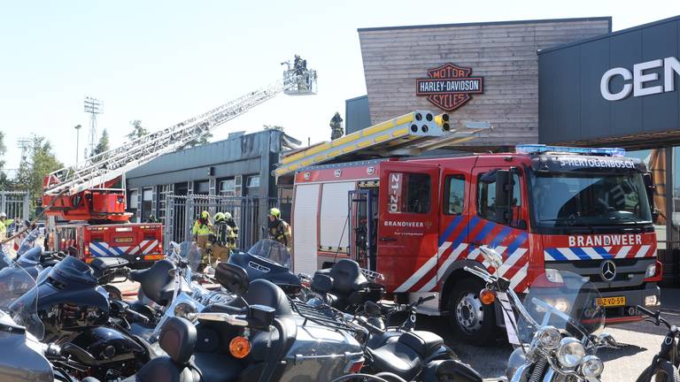 De brandweer bezig bij de winkel (foto: Bart Meesters/Meesters Multi Media/SQ Vision Mediaprodukties).